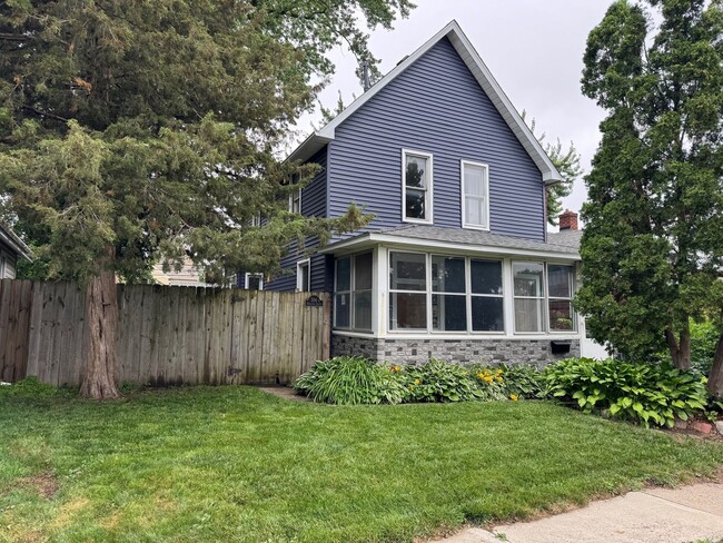Primary Photo - 3 Bedroom / 1 Bathroom Private Fenced Yard...