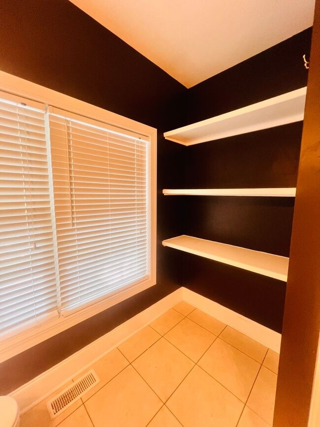 Building Photo - Tucked Away 3 Bedroom Gem on Private Road ...