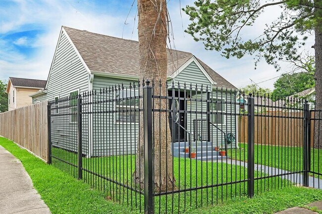 Building Photo - 5250 Pease St