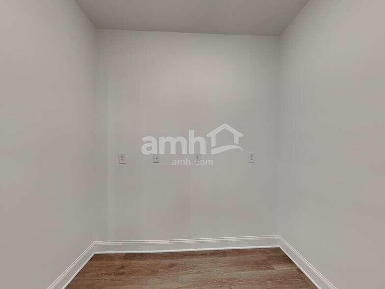 Building Photo - 1675 Soapstone Rd