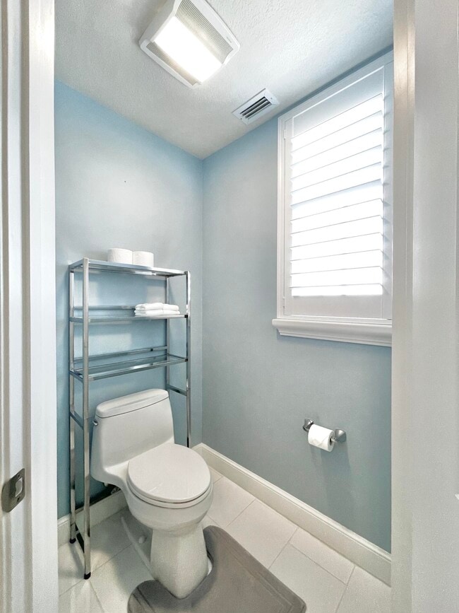 Building Photo - 1044 Bay Colony Dr S