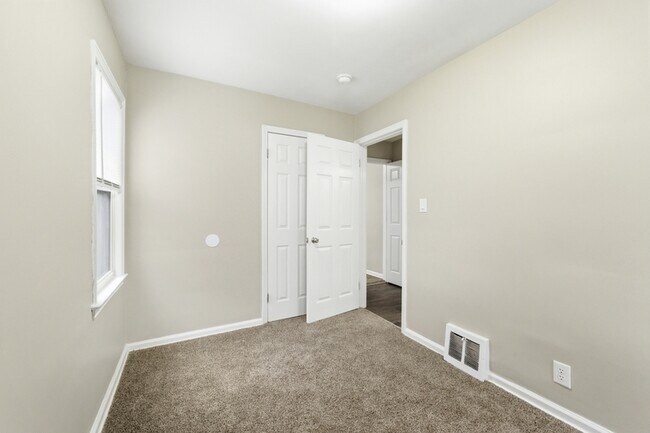 Building Photo - 3360 Edgeworth St