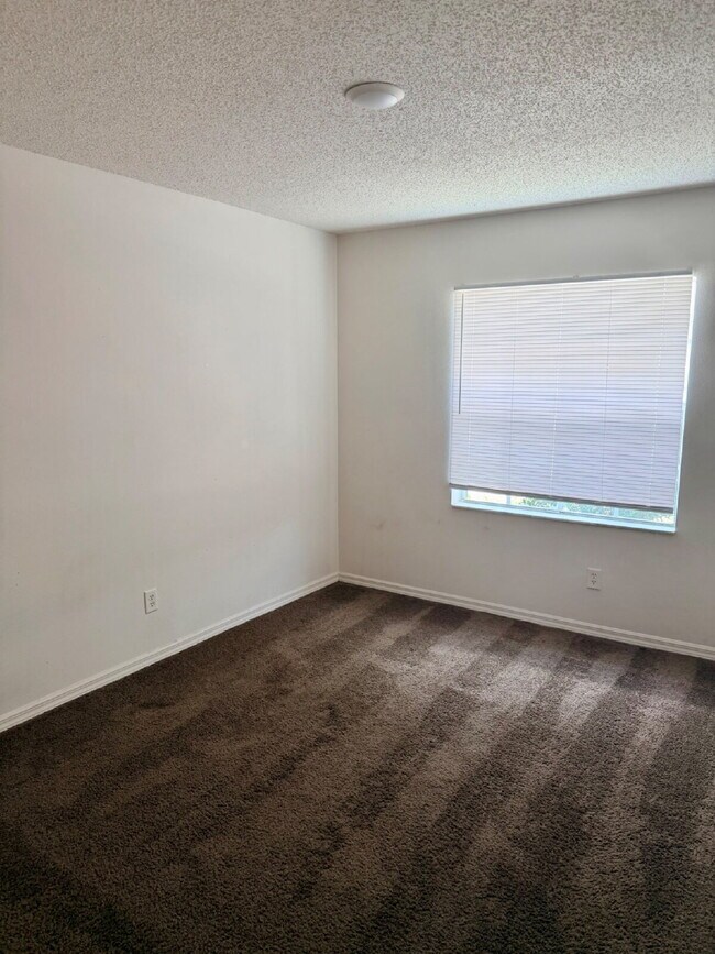 Building Photo - 3 Bedrooms, 2 Bathrooms, 2 Car Garage Home For Rent.