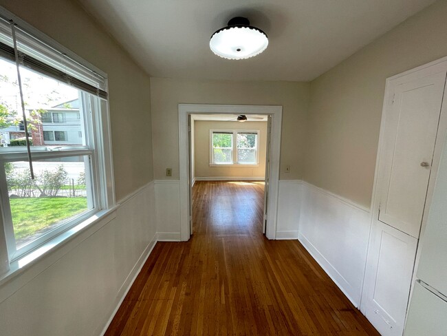 Building Photo - Vintage 1 Bedroom with Hardwood Floors, Close-In Location
