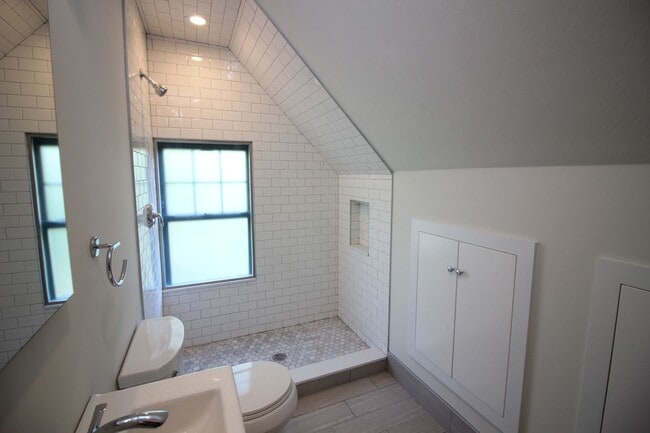 Building Photo - 2-65 Beech Glen