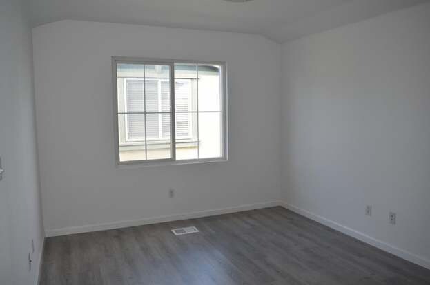 Building Photo - 472 Crespi Pl