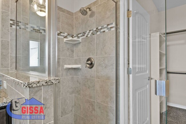 Building Photo - Beautiful home with 5 bedrooms, 4 bathroom...