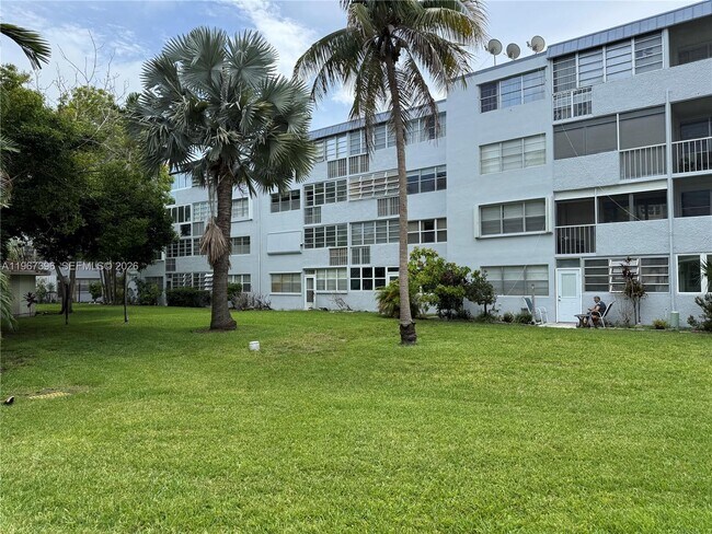 Building Photo - 1333 E Hallandale Beach Blvd