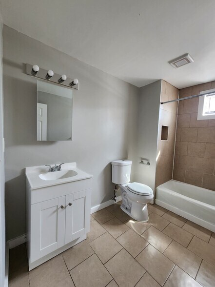 Building Photo - 425 Huntington St