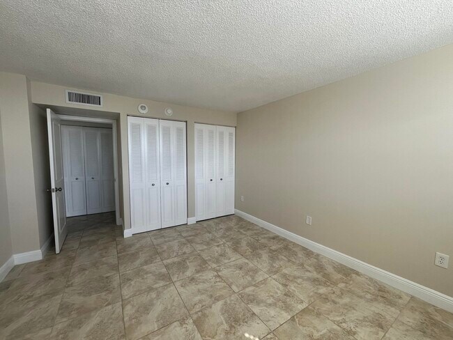 Building Photo - 5600 N Flagler Dr