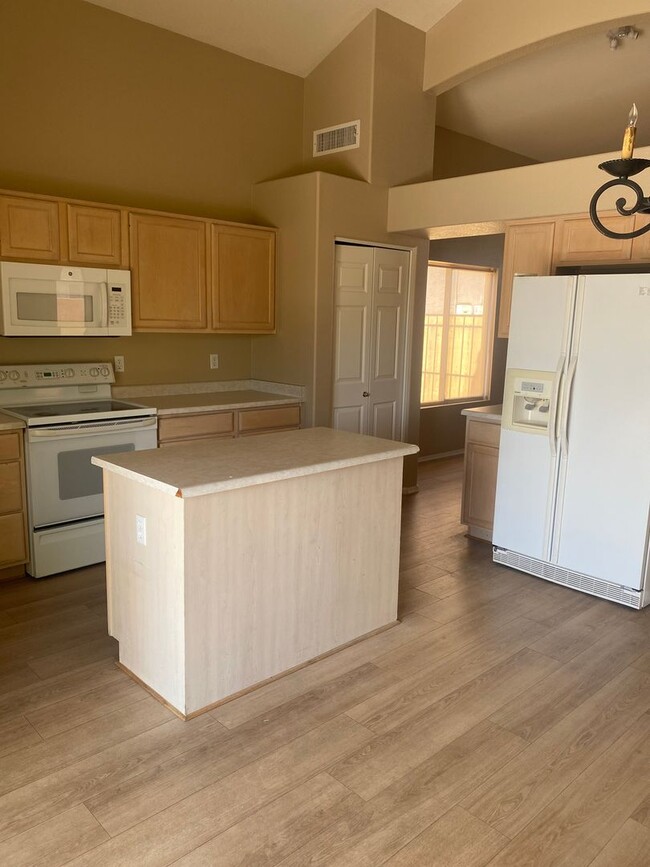 Building Photo - 3 bed / 3 bath w/Pool on Large Lot in Glen...