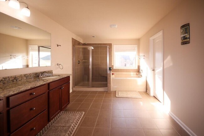 Building Photo - 3415 Pointe Vecchio Cir