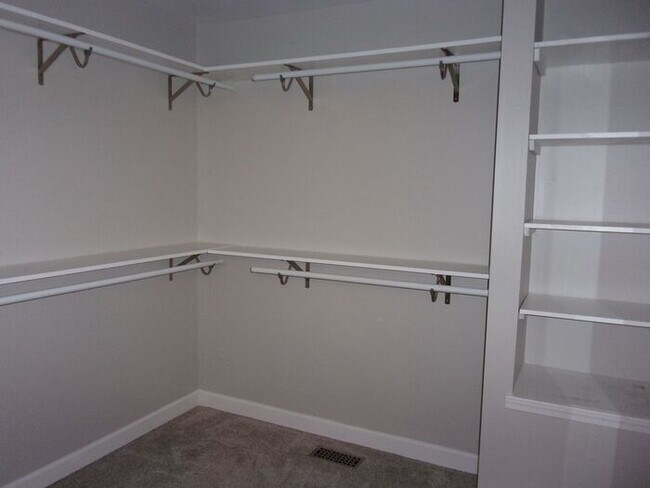 Building Photo - 3 Bedroom 2 Bath Home on over 1 Acre in Yo...