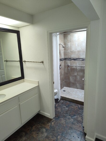 Building Photo - 44715 La Paz Rd