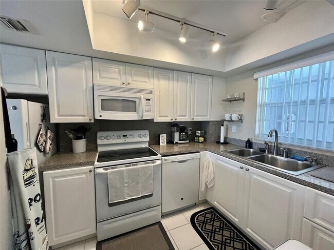 Building Photo - 140 NE 28th Ave