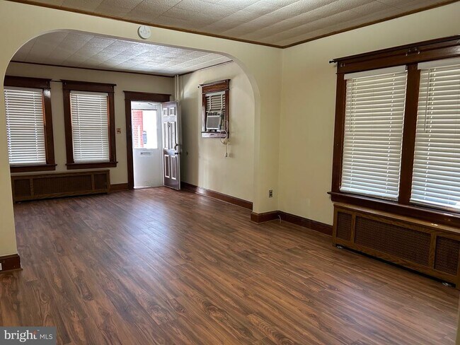 Building Photo - 1049 Genesee St