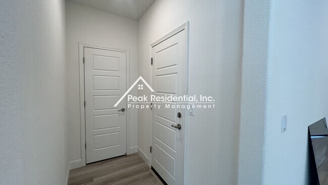 Building Photo - Still looks new. 4-bedroom home in North N...