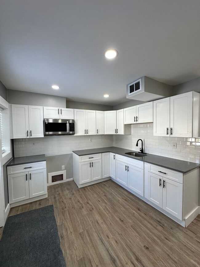 Building Photo - Beautifully renovated 3 bed/1.5 bath