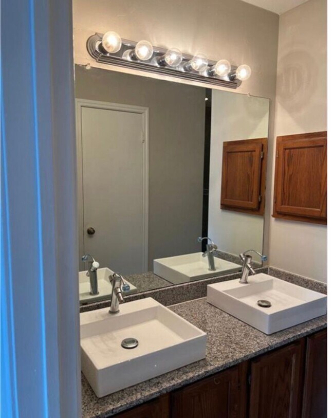 Building Photo - PRELEASING FOR FEBRUARY! 4 Bedroom near Tesla!