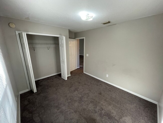 Building Photo - Spacious 3/2 in Quiet Neighborhood!