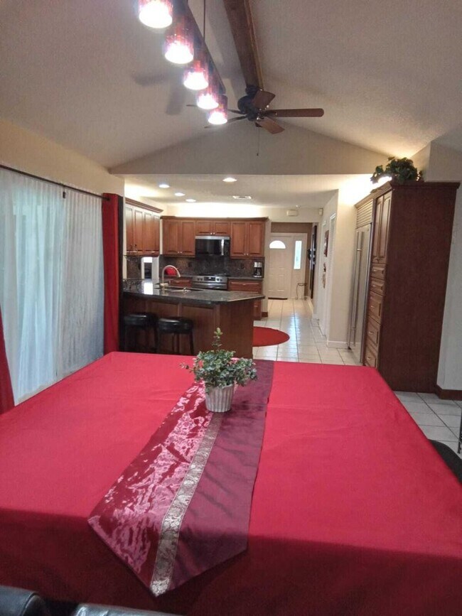 Building Photo - 1402 SW 25th Ave