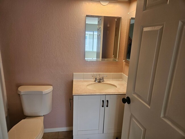 Building Photo - Beautiful 3 Bedroom 2 Bathroom Unit
