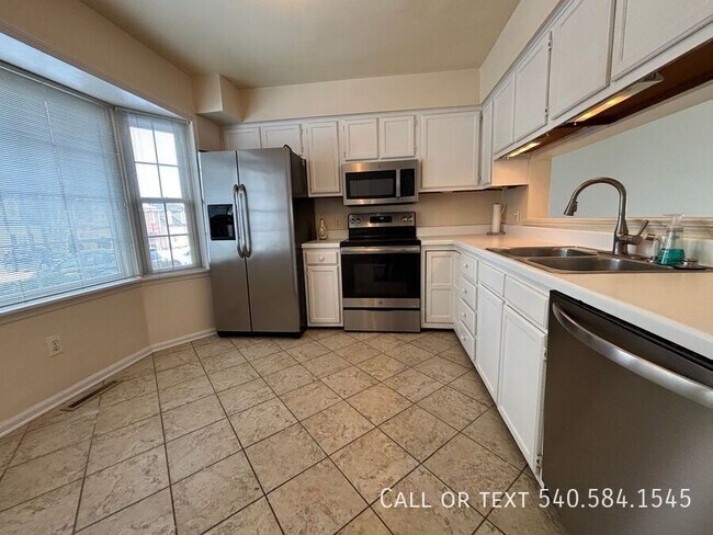 Building Photo - 3776 Kenwick Trail