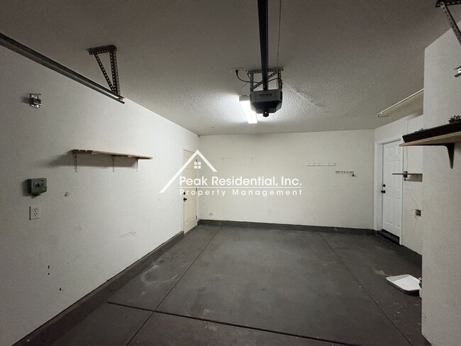 Building Photo - Great 4 Bd/2.5Ba Duplex with 1 Car Garage!