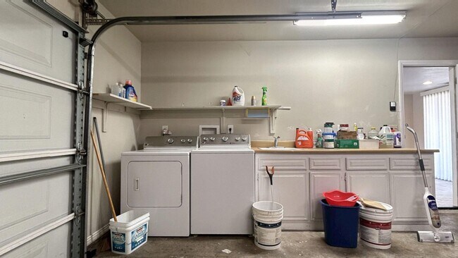 Building Photo - Custom Built 5 Bedroom 3 Bathroom Home in ...