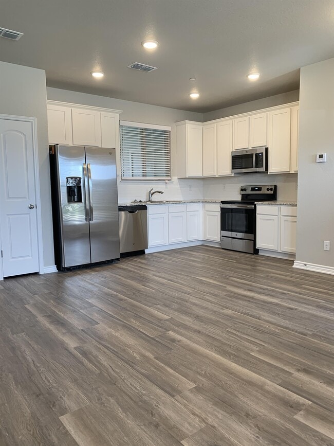 Building Photo - 7611 Stonehollow
