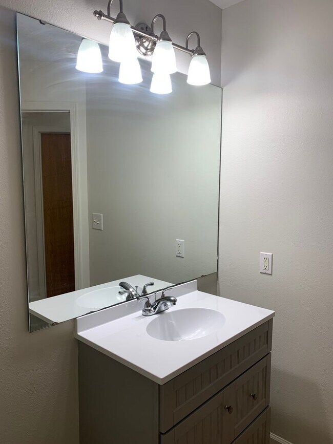 Building Photo - Beautiful Home For Rent!