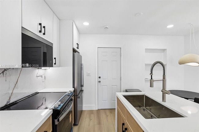 Building Photo - 6595 SW 31st St