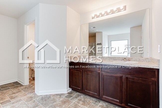 Building Photo - 484 Emporia Loop