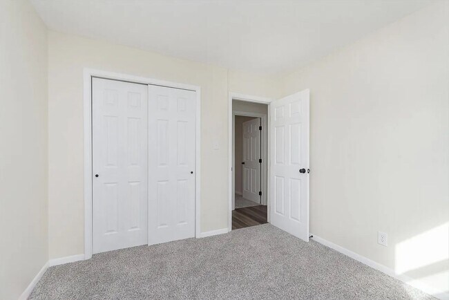 Building Photo - Renovated Duplex: Move-In Ready! 3 Bed, 1....