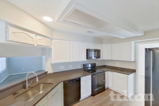 Building Photo - 1253 Essex Dr