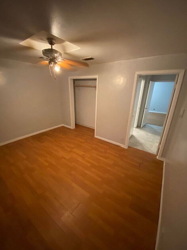 Building Photo - Available Now! 3 Bedroom 2 Bath in Denison