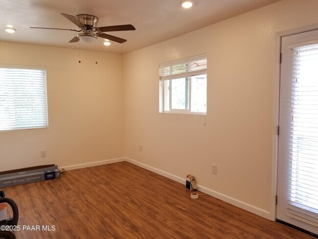 Building Photo - 825 Allen Dr