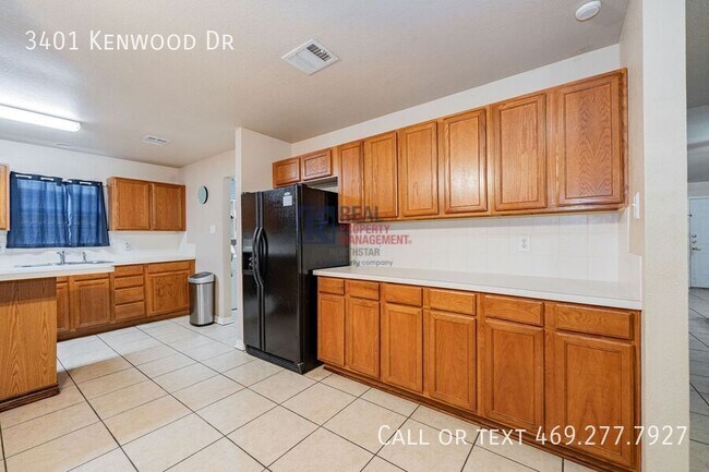 Building Photo - 3401 Kenwood Dr