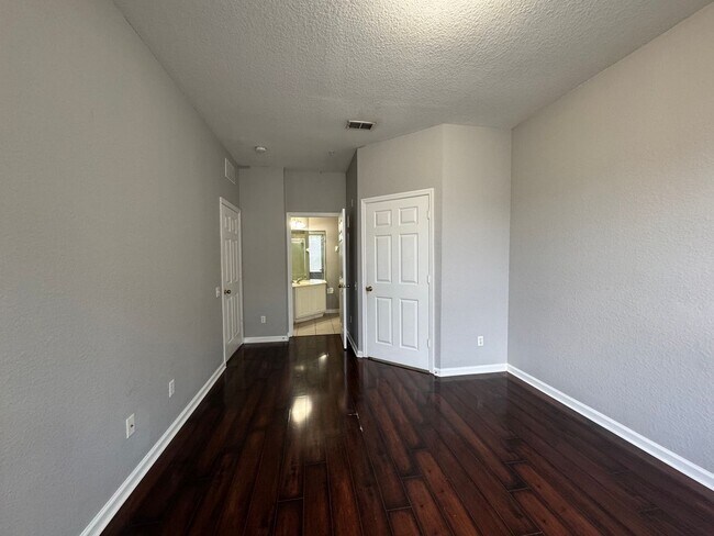 Building Photo - Beautiful 3 Bed, 2 Bath Condo in Desirable...