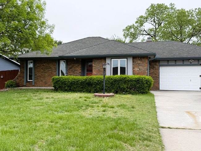 Building Photo - 4 bedroom home with 2 Garages, Finished Basement & Fenced Yard