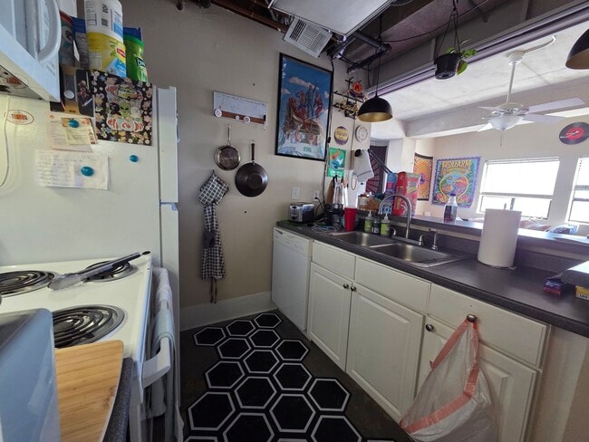 Building Photo - University Tower 2 BR