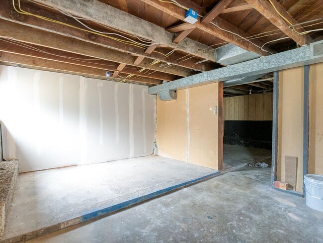 Building Photo - Beautifully remodeled corner lot Roosevelt Home