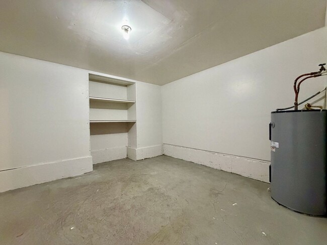 Building Photo - **$1000 DEPOSIT + FREE FIRST MONTH'S RENT** Updated Townhouse in the Heart of Garden Home~ New LV...