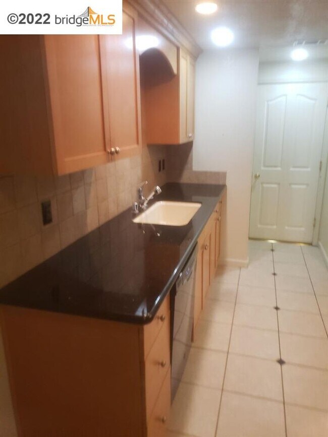 Building Photo - SHARP DISCOVERY BAY MARINA CONDO!