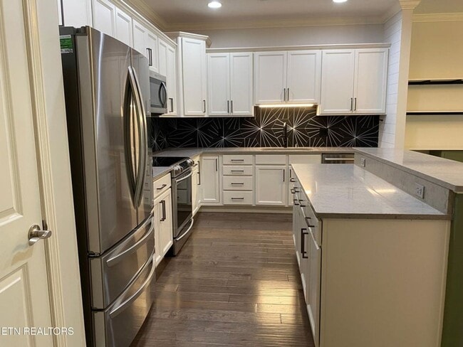 Building Photo - Single Level Home with 2 bedrooms + Separate Office or Den!