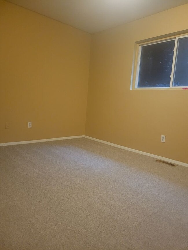 Building Photo - 4 bedroom, 1.5 bathrooms townhouse