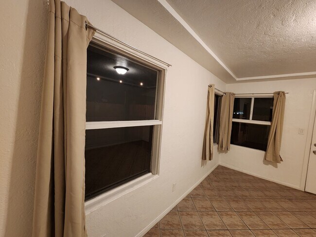 Building Photo - LARGE 1 BEDROOM WITH PRIVATE PATIO