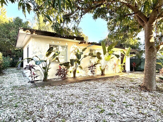 Building Photo - 927 SW 12th Ave