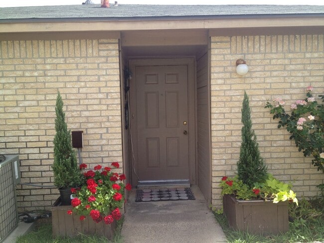 Building Photo - TWO BEDROOM DUPLEX TO SHARE WITH YOUR FURRY FRIENDS!