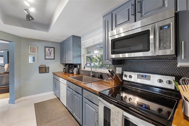 Building Photo - 5260 NE 17th Terrace